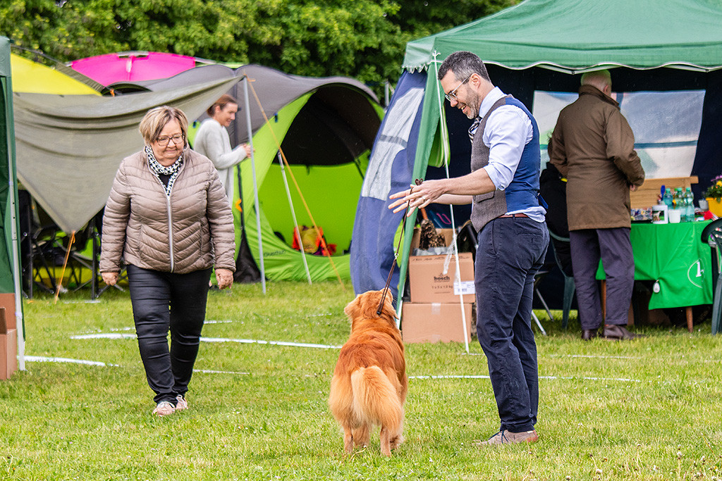 Edison steht seitlich vor Stephan während die Richterin sich ihn anschaut