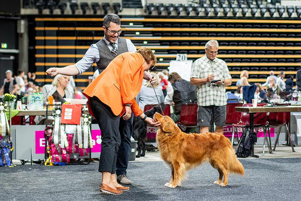 Edison wird von der Richterin begutachtet
