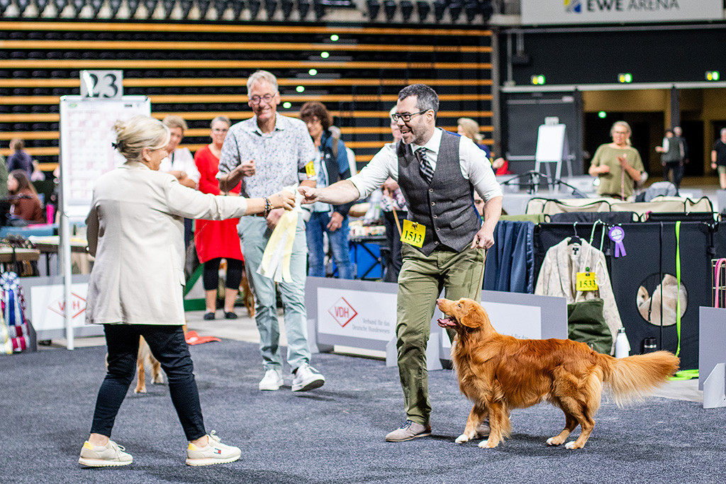 Newton freut sich mit Stephan, der die CACIB-Schleife vom der Richterin bekommt