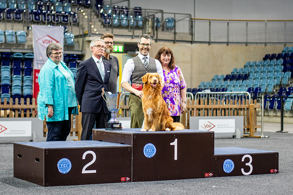 Newton sitzt alleine ganz oben auf dem Podest auf Platz 1, dahinter stehen Stephan, der Richter und die Show-Verantwortlichen