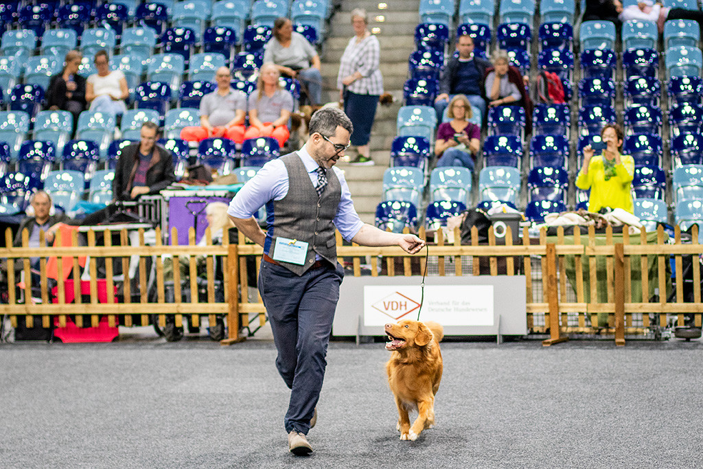 Edison zeigt eine Gangwerkprobe auf den Richter zu