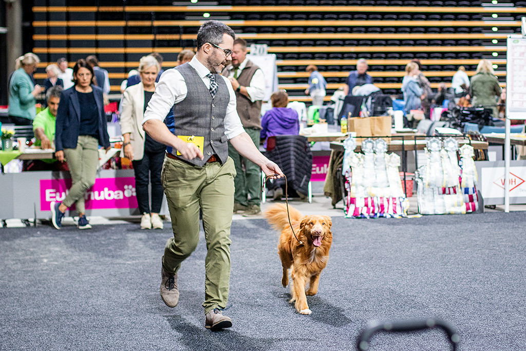 Newton bei der Gangwerkprobe von der Richterin weg