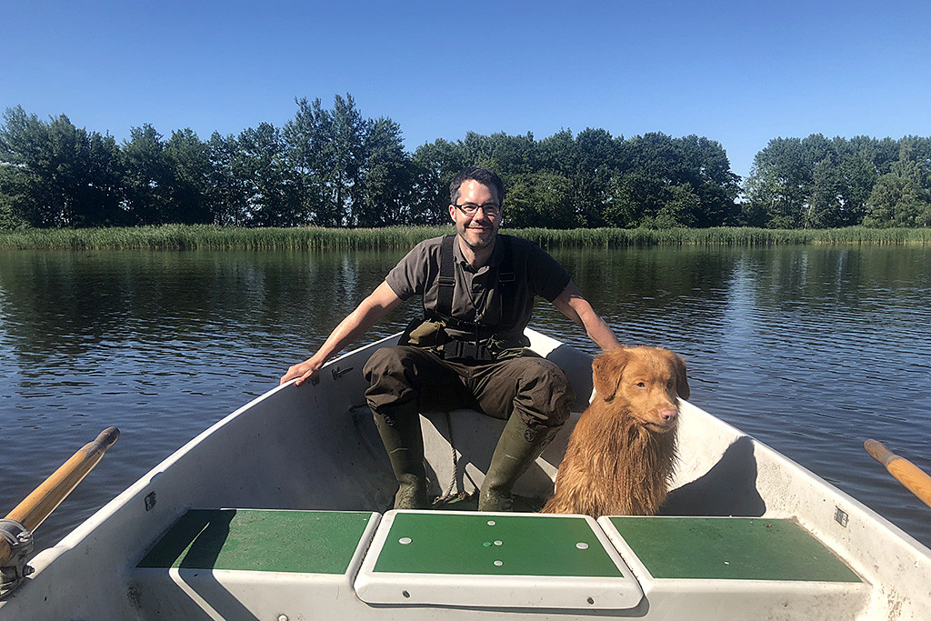 Edison sitzt mit Stephan im Ruderboot mitten auf dem See