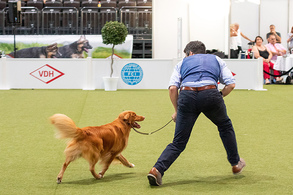 Edison läuft zusammen mit Stephan los, beide freuen sich