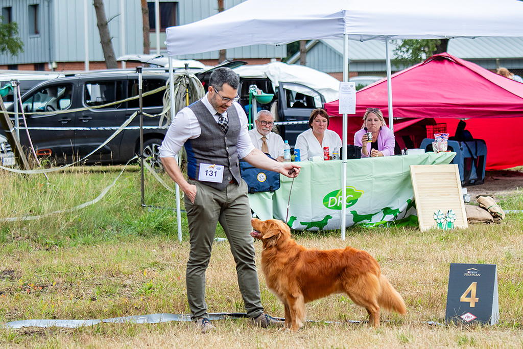 Edison steht frontal vor Stephan in Pose und lächelt zu ihm hoch