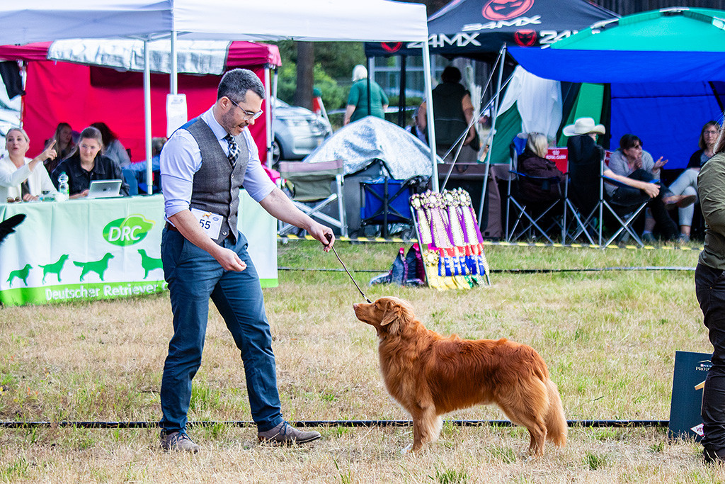 Edison steht frontal vor Stephan in Pose