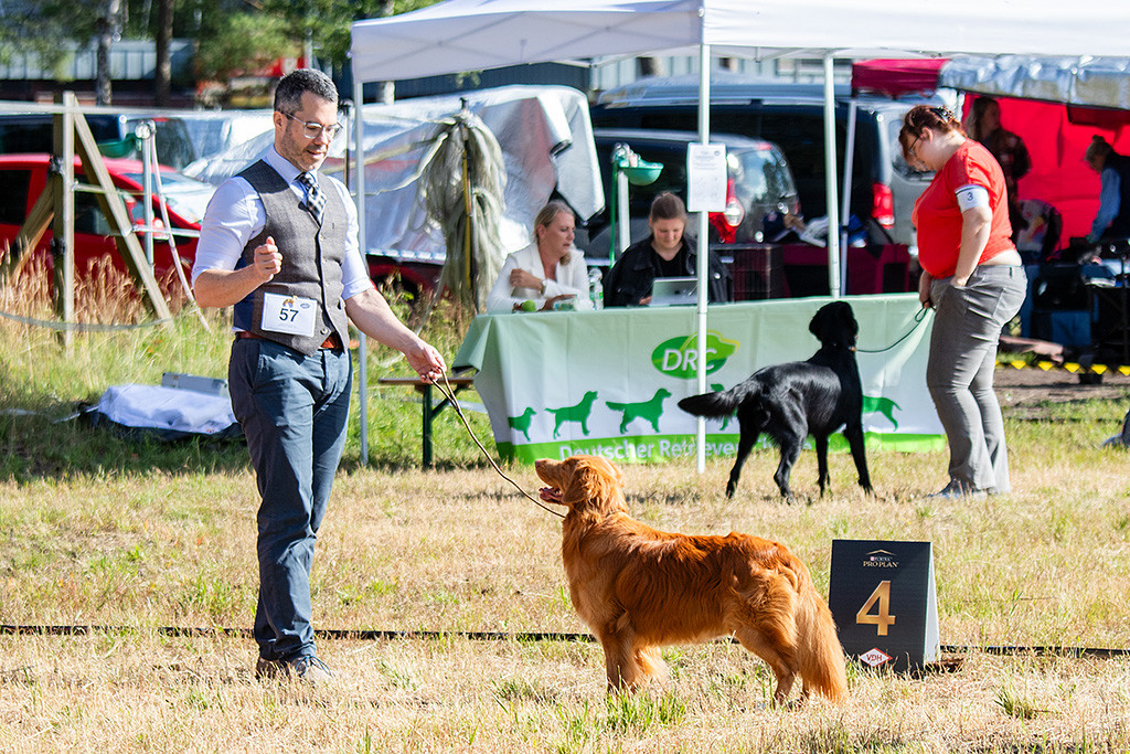 Newton steht frontal vor Stephan in Pose und lächelt zu ihm hoch