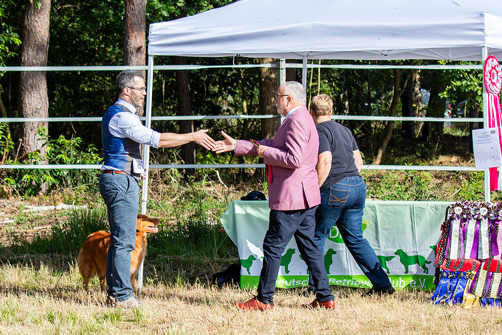 Edison steht an Stephans Seite, der die Glückwünsche des Richters zum Gewinn der Veteranenklasse entgegennimmt