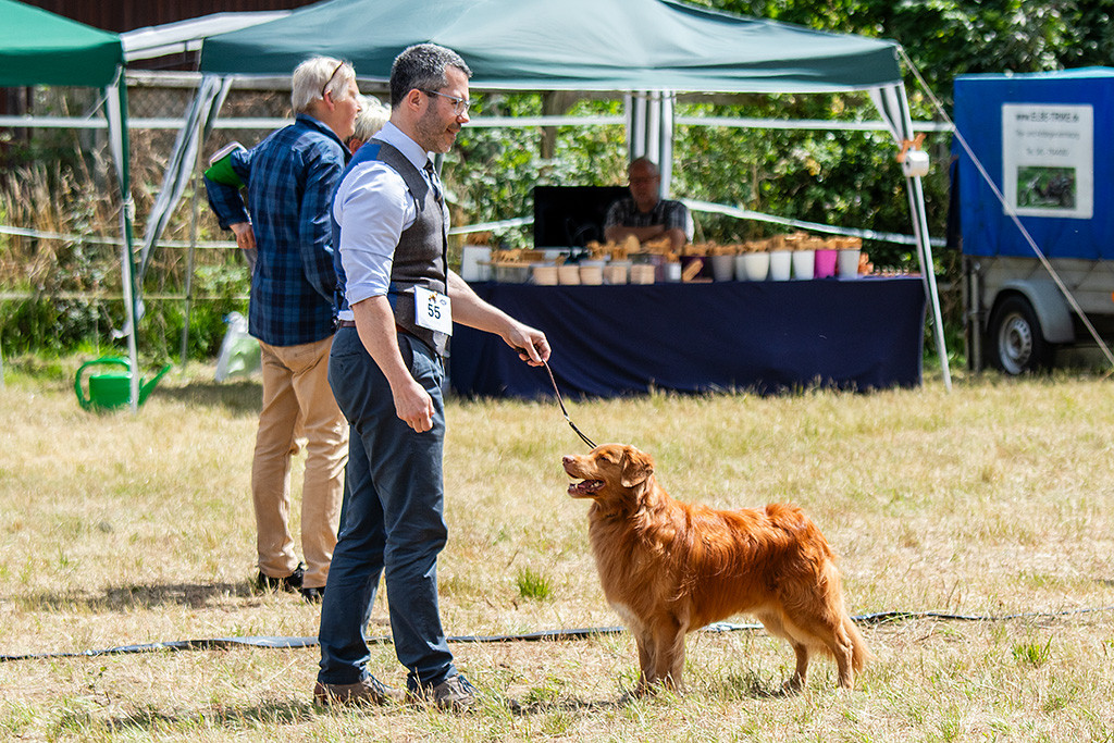 Edison steht frontal vor Stephan in Pose und lächelt zu ihm hoch