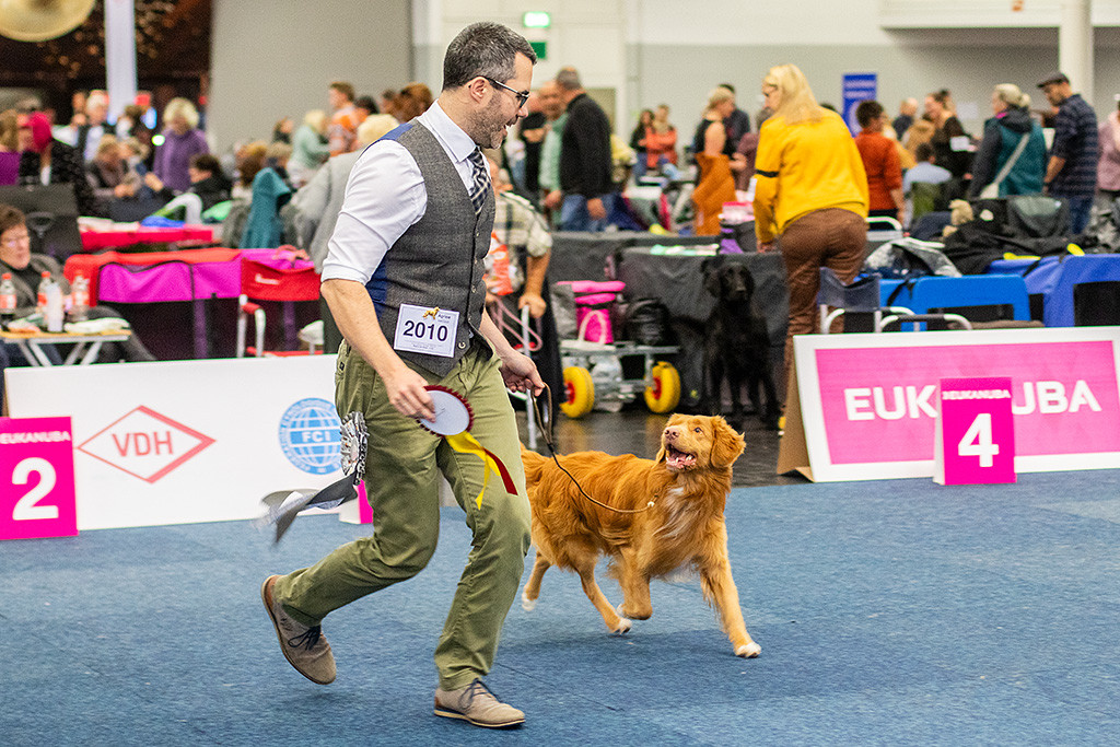 Newton läuft und schaut dabei hoch zu Stephan, der die BOB-Schleife in der Hand trägt, beide lächeln sich an