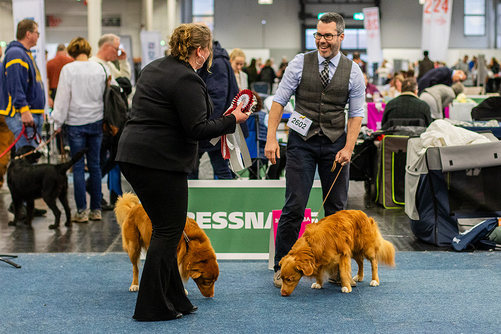 Während sich Jennifer und Stephan unterhalten, schnüffeln Newton und sein Onkel Huey im Ring