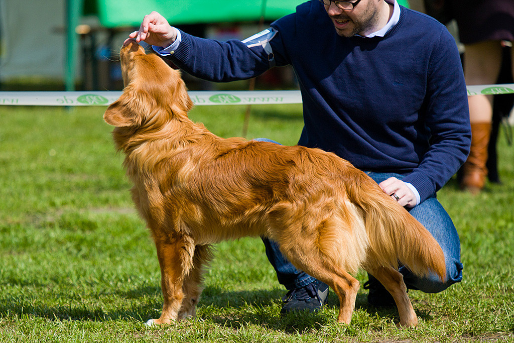 Edison stellt seine Beine schön aus während Stephan hinter ihm kniet