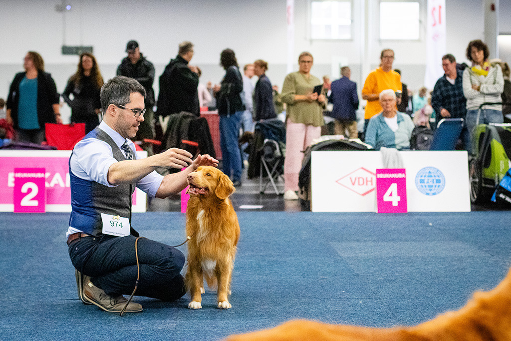 Newton steht lächelnd vor Stephan und versucht zu ihm hoch zu schielen