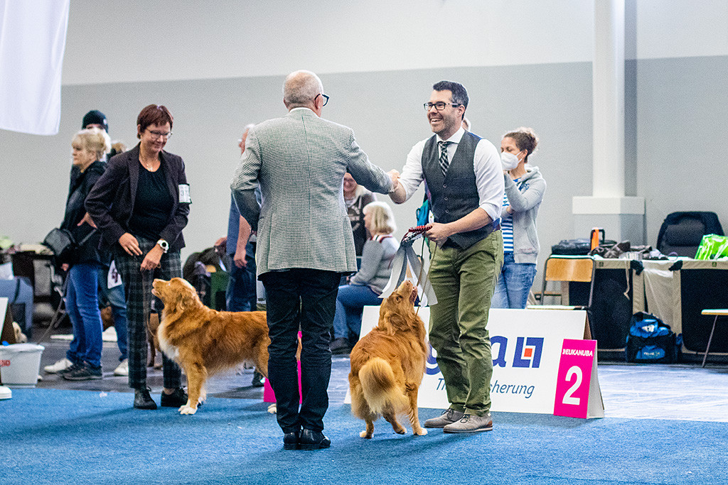 Newton freut sich während Stephan die BOB-Schleife vom Richter überreicht bekommt