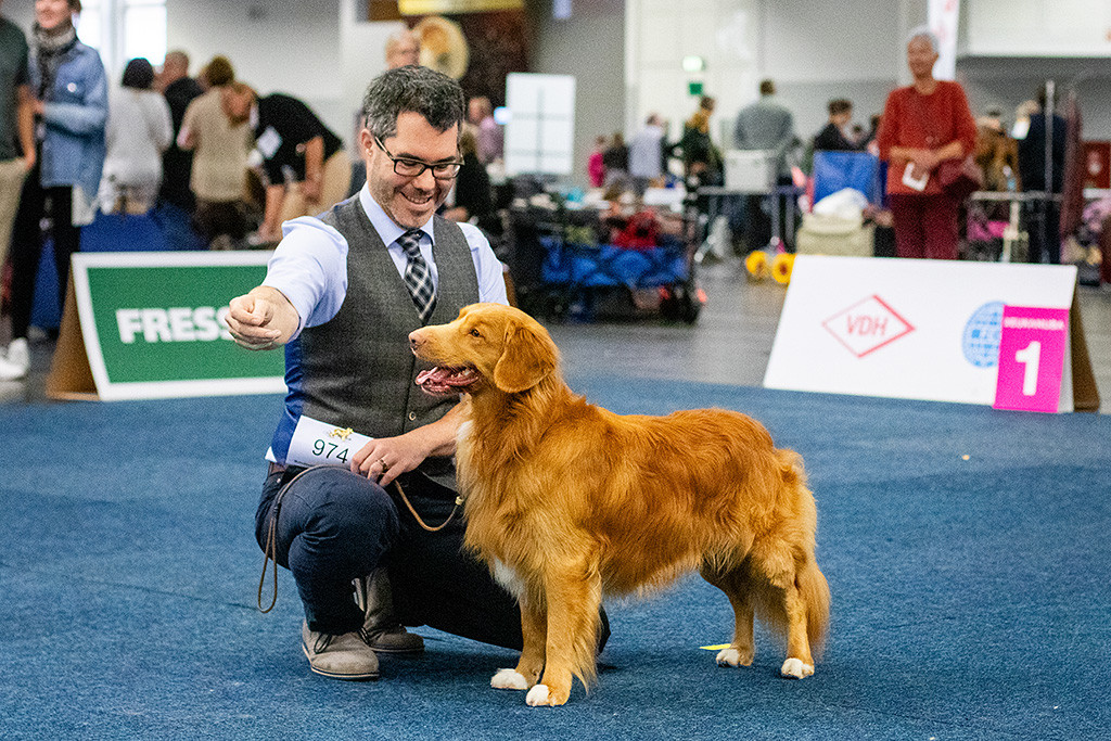 Newton steht lächelnd vor Stephan, der dahinter kniet