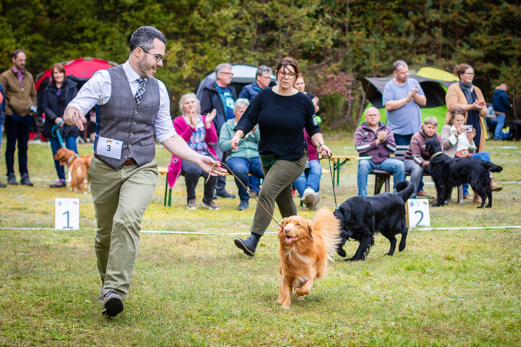 Newton und Stephan lächeln sich fröhlich beim Laufen an