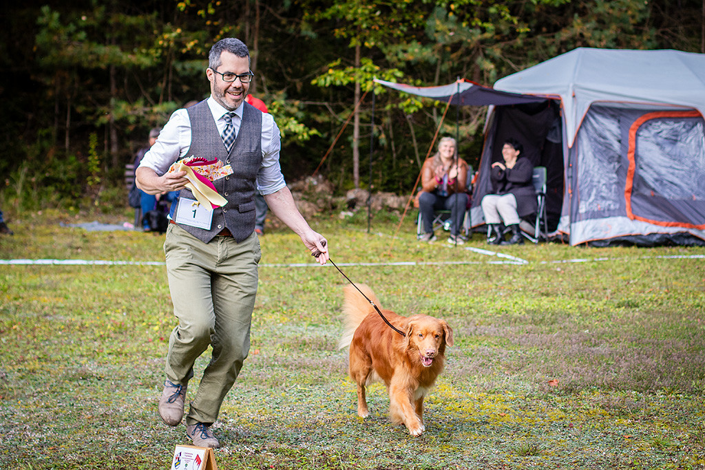 Edison läuft freudig als Gewinner an Stephans Seite aus dem Ring