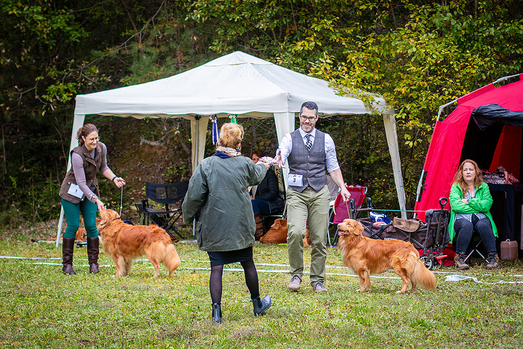 Stephan bekommt von Richterin Katja Wolf die BOB-Schleife überreicht