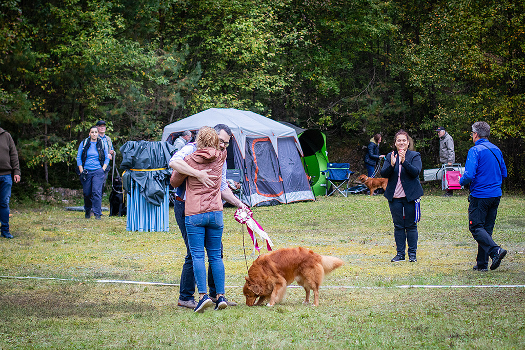 Richterin Kati Heiskanen ernennt Edison zum Best Veteran in Show und umarmt Stephan dabei