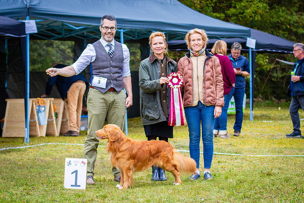 Newton beim Posieren für das obligatorische Best in Show Siegerfoto mit Stephan und den beiden Richterinnen