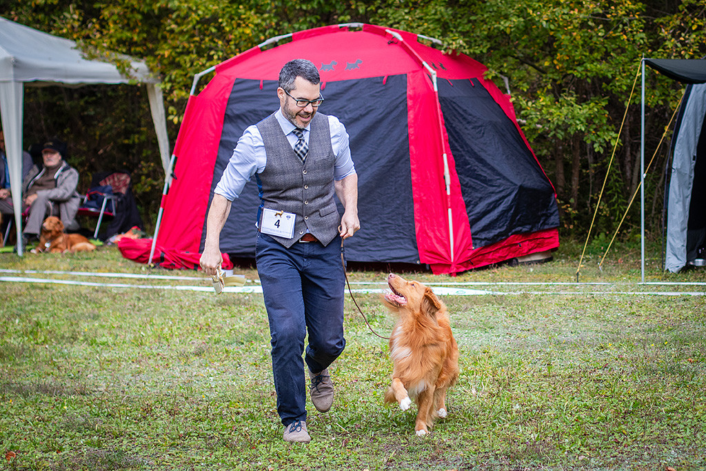 Newton und Stephan sind beide happy und lächeln sich gegenseitig beim Verlassen des Rings an