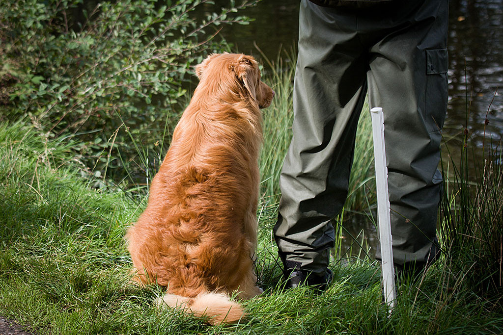 Edison sitzt neben Stephan und beobachtet die Wasseroberfläche