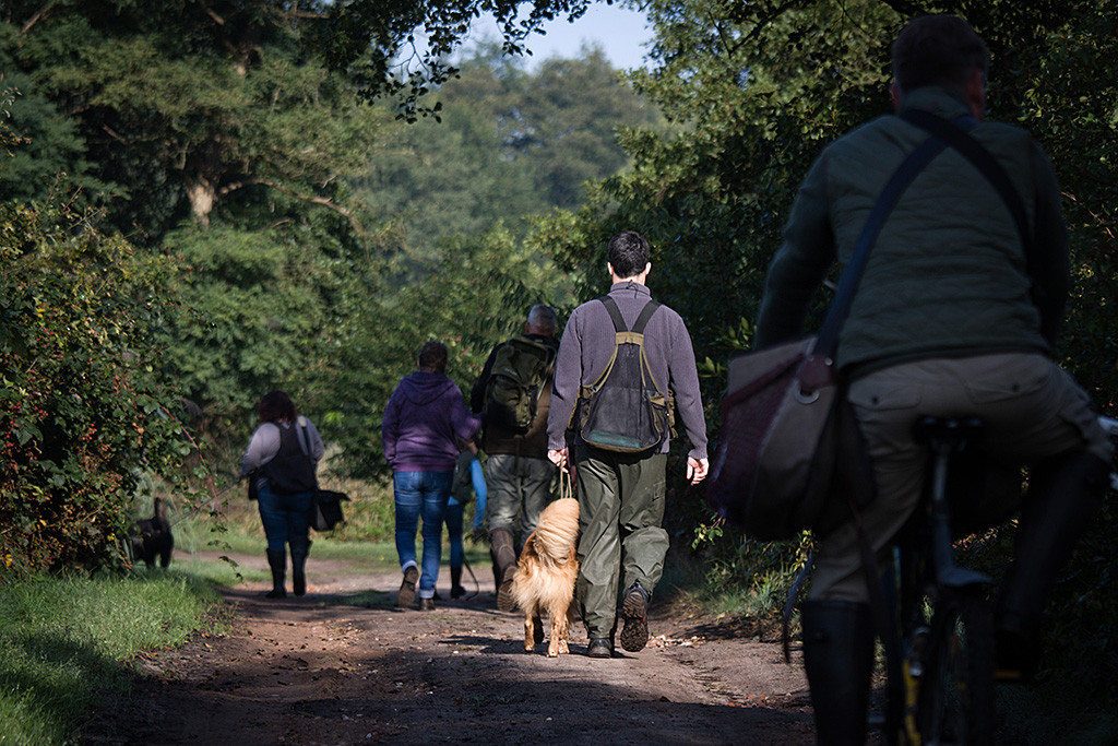 Die Trainingsgruppe läuft zur ersten Aufgabe, Trainer Carsten fährt mit dem Fahrrad hinterher